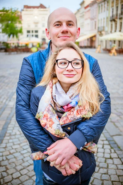 Pareja viajar por viejas ciudades europeas —  Fotos de Stock