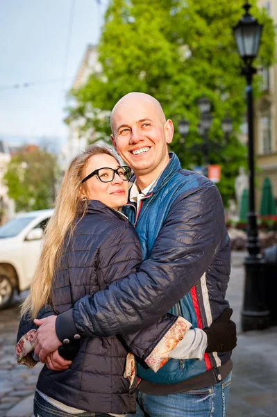 Paar auf den Straßen der europäischen Stadt — Stockfoto