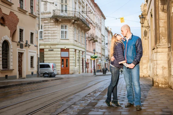 Par på gater i europeisk by – stockfoto