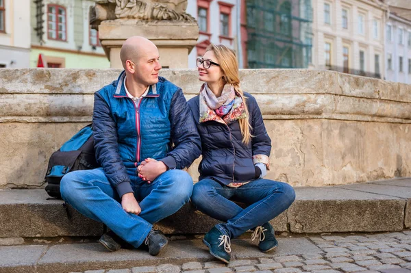 Paar reist durch alte europäische Städte — Stockfoto