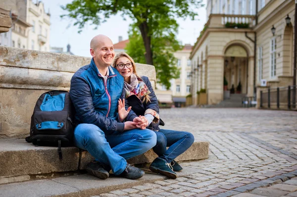 Paar reist durch alte europäische Städte — Stockfoto