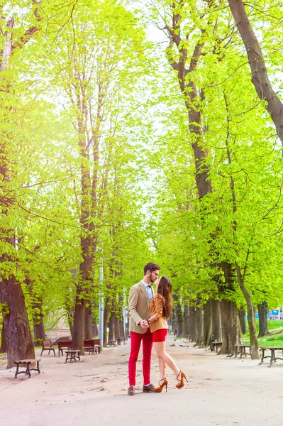 Hipster casal apaixonado beijando — Fotografia de Stock