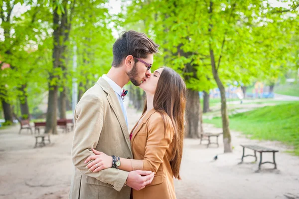 Hipster couple in love kissing — Stock Photo, Image