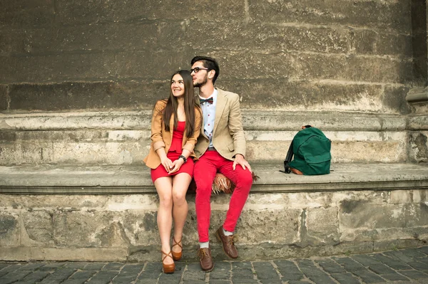 Junges Paar sitzt im Sommer — Stockfoto