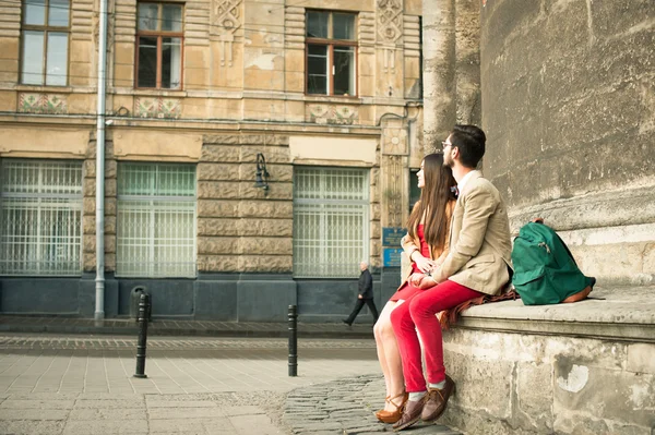 Pareja joven sentada en verano — Foto de Stock