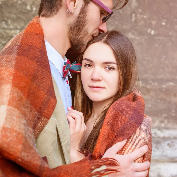 Elegante casal elegante de pé — Fotografia de Stock