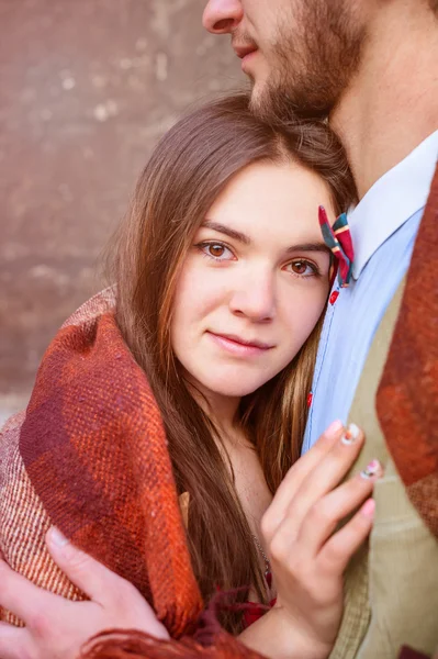 Elegantes stilvolles Paar im Stehen — Stockfoto