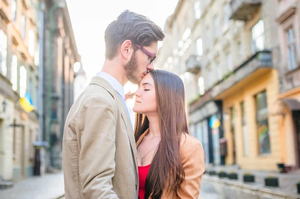 Pareja posando en las calles de Europa —  Fotos de Stock