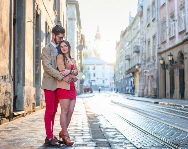 Casal posando nas ruas da Europa — Fotografia de Stock