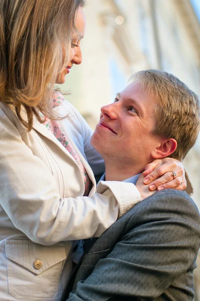 Porträt eines jungen verliebten Paares — Stockfoto