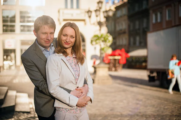 夫妇在欧洲城市的街道上行走 — 图库照片