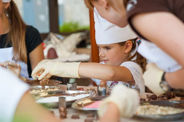 Herstellung von Schokoladenbonbons — Stockfoto