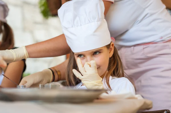 Hacer dulces de chocolate — Foto de Stock