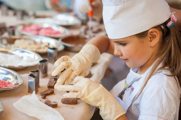 Hacer dulces de chocolate — Foto de Stock