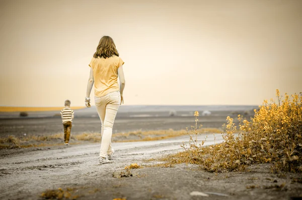 Young woman walking with son — Stock Photo, Image