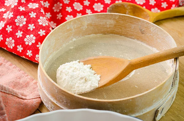 Preparazione di deliziosa torta dolce — Foto Stock