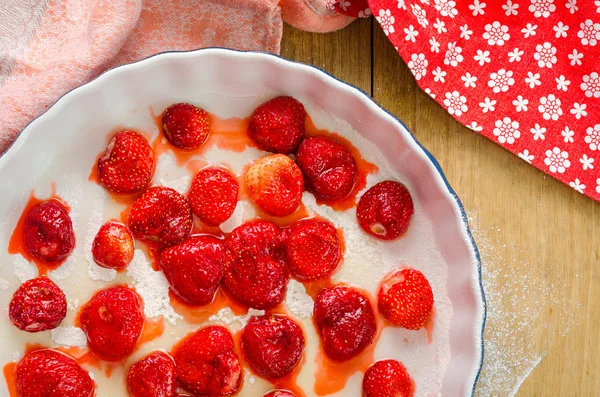 Zubereitung von leckerem süßen Kuchen — Stockfoto