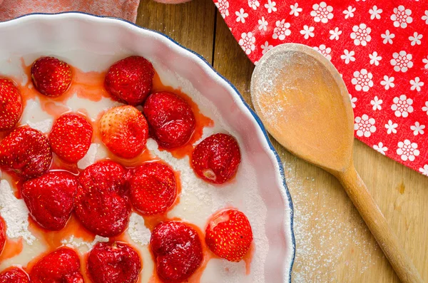 Zubereitung von leckerem süßen Kuchen — Stockfoto