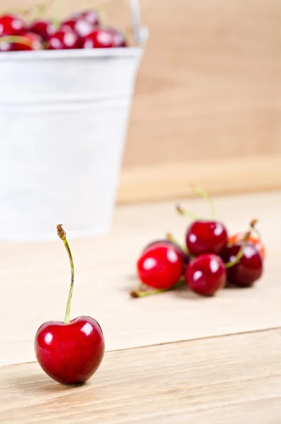 Cerises mûres dans un seau — Photo