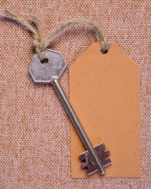 metal anahtarına bağlı kağıt etiket