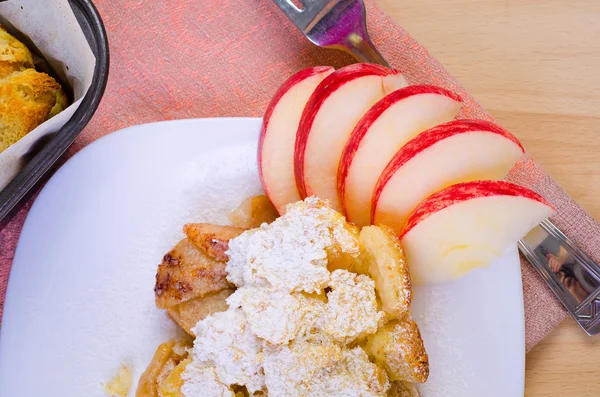 Almás pite fehér tányéron — Stock Fotó