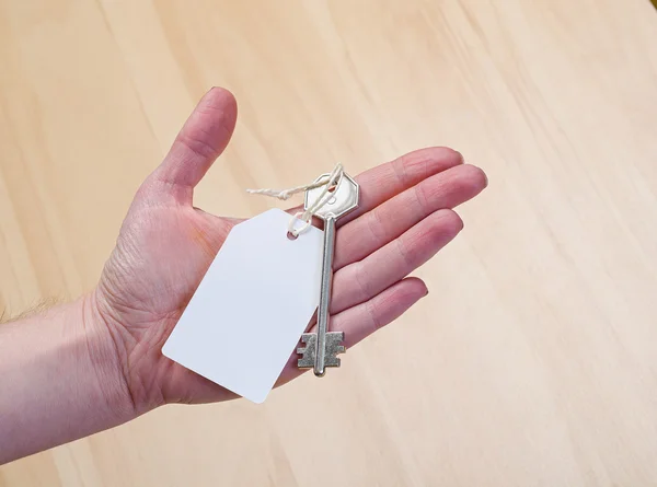 Llave de plata de metal en mano — Foto de Stock