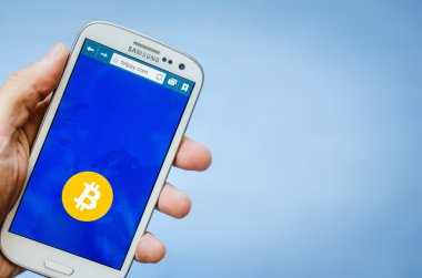 iş, teknoloji ve internetconcept - iş adamı ve iş kadını bitcoin ile smartphone ekranında kayıt