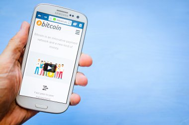 iş, teknoloji ve internetconcept - iş adamı ve iş kadını bitcoin ile smartphone ekranında kayıt