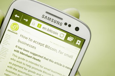 iş, teknoloji ve internetconcept - iş adamı ve iş kadını bitcoin ile smartphone ekranında kayıt