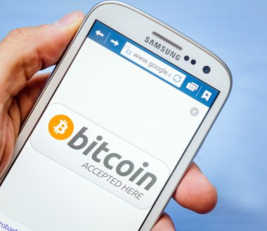 iş, teknoloji ve internetconcept - iş adamı ve iş kadını bitcoin ile smartphone ekranında kayıt