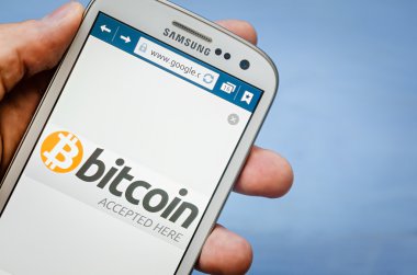 iş, teknoloji ve internetconcept - iş adamı ve iş kadını bitcoin ile smartphone ekranında kayıt