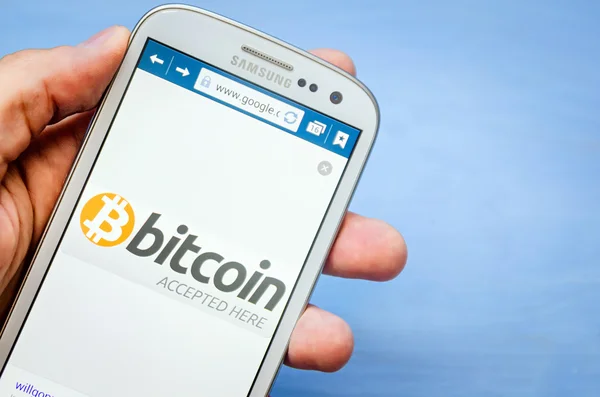 iş, teknoloji ve internetconcept - iş adamı ve iş kadını bitcoin ile smartphone ekranında kayıt