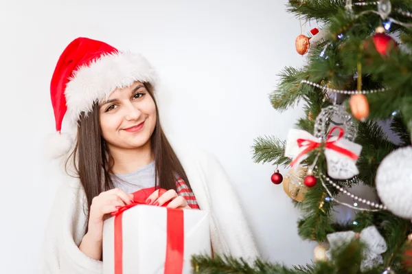 Portrét ženy drží vánoční dárek — Stock fotografie