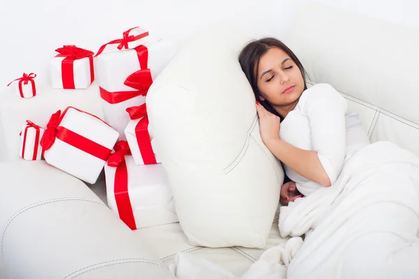 Femme dormant sur le lit avec des cadeaux — Photo