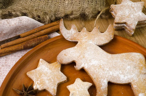 在木头上的圣诞姜饼 — 图库照片