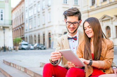 Genç çift sokaklarda poz