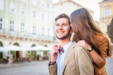 Genç çift sokaklarda poz