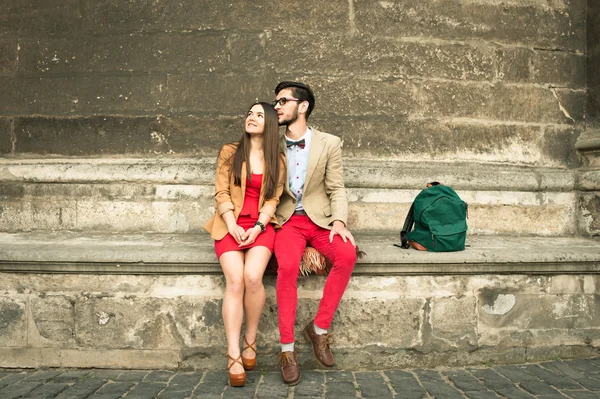 Молодая пара позирует на улицах — стоковое фото