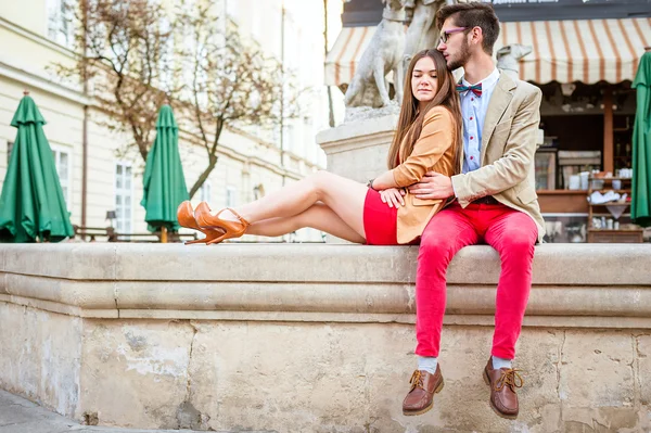 Ungt par poserar på gatorna — Stockfoto