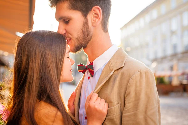 Pareja joven posando en las calles — Foto de Stock