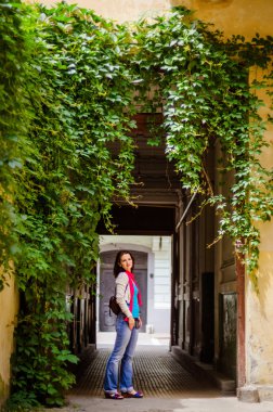 Yaz street güneşli günde kadında