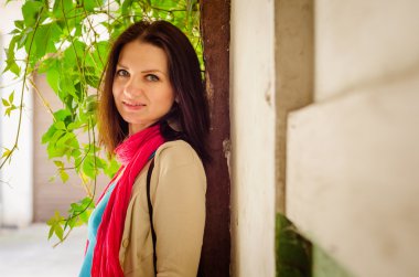 Yaz street güneşli günde kadında