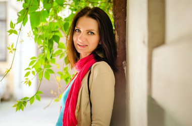 Yaz street güneşli günde kadında