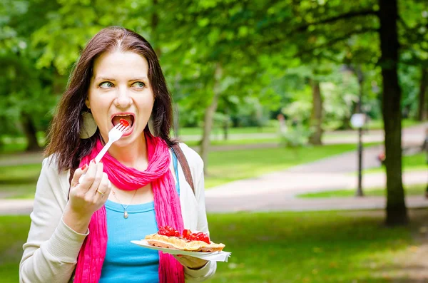 Girl eats waffles — Stock Photo, Image