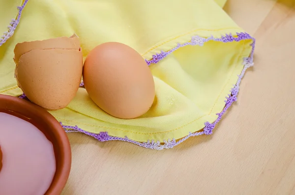 Raw egg in a dish — Stock Photo, Image