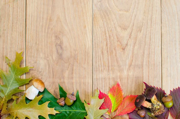 Fondo de otoño, escritorio de madera — Foto de Stock