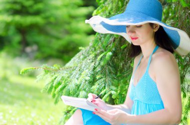 oturup güzel bir genç kız