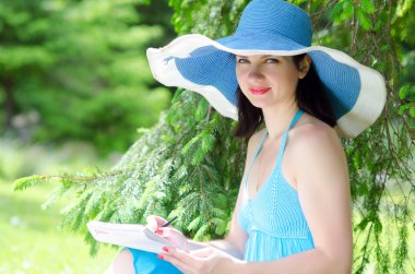 oturup güzel bir genç kız