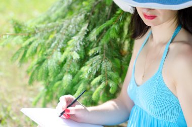 oturup güzel bir genç kız