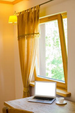 ahşap masa üzerinde modern dizüstü bilgisayar